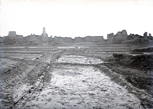 B 3008: Khans Palast links und Tempel D rechts, Blick von Osten