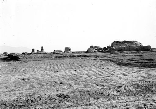 B 3010: Südl. Stūpas jenseits der Ostmauer