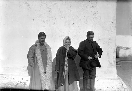 B 3055: Steuerchef (Zollbeamter?) Zagin (Caqin) und Frau mit Albert Grünwedel auf der russischen Pamir-Station 1905