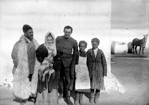 B 3058: Steuerchef (Zollbeamter?) Herr Zagin und Frau, H.Pohrt, und 2 Jungen auf der russischen Pamir-Station 1905