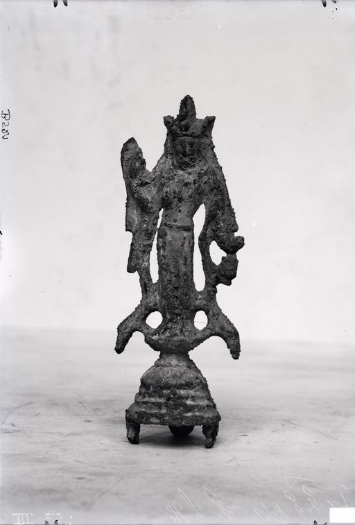 B 521: Kleine vergoldete Bronze-Statuette: Avalokiteśvara auf einem mehrschichtigen Lotos- Podest / Sockel mit (heute nicht mehr erhaltenen) drei Füßen.