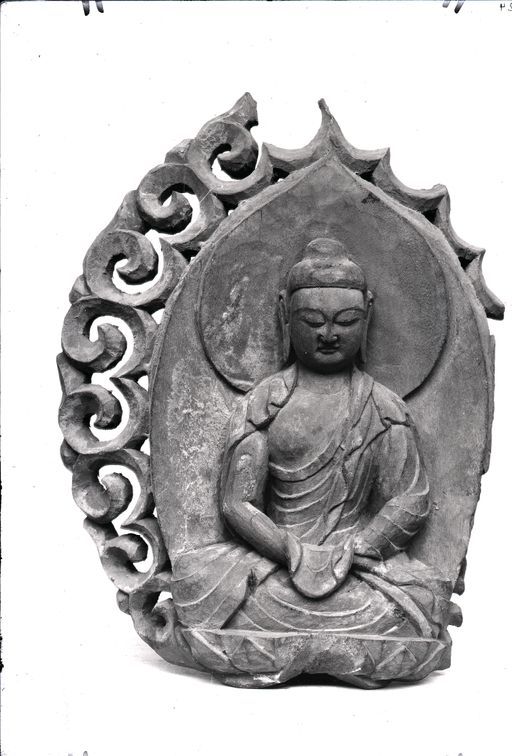 B 524: Statuette eines sitzenden meditierenden Buddha im chinesischen Stil, auf offener Lotosblüte in durchbrochener Flammen-Mandorla, mit Gewandzipfel über den im Schoß zusammengelegten Händen; der Nimbus ist als ein Pippala- (Bodhi-) blatt geschnitzt; Teil eines Hausaltars