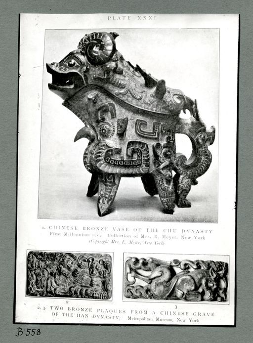 B 558: Chinesische Bronzevase aus Slg Meyer, New York und und 2 Bronzeplaketten aus dem Metropolitan Museum mit Drachenmustern, Aufnahmen von plate XXXI eines Kunstbuchs