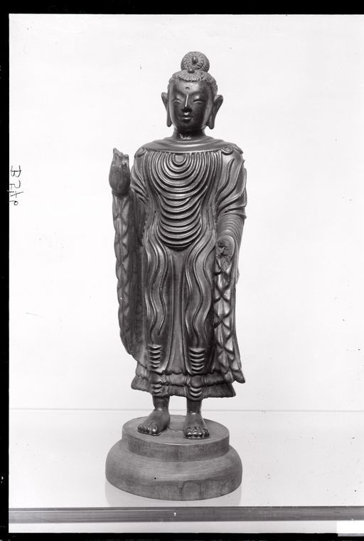 B 576: Japanische Holzskulptur eines stehenden Buddha