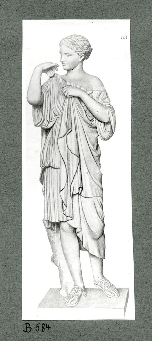 B 584: Marmorstatue der Artemis aus dem Louvre