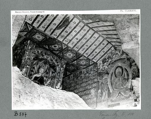 B587: Blick in das Innere einer Kulthöhle mit Malereien und Skulpturen um den Zentralpfeiler (B_587_pos.jpg)