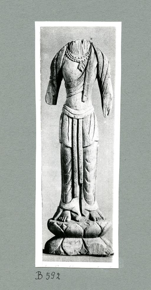 B592: Kopflose Statuette des Avalokiteśvara, geschnitzt, reproduziert (B_592_KumArik_pos.jpg)