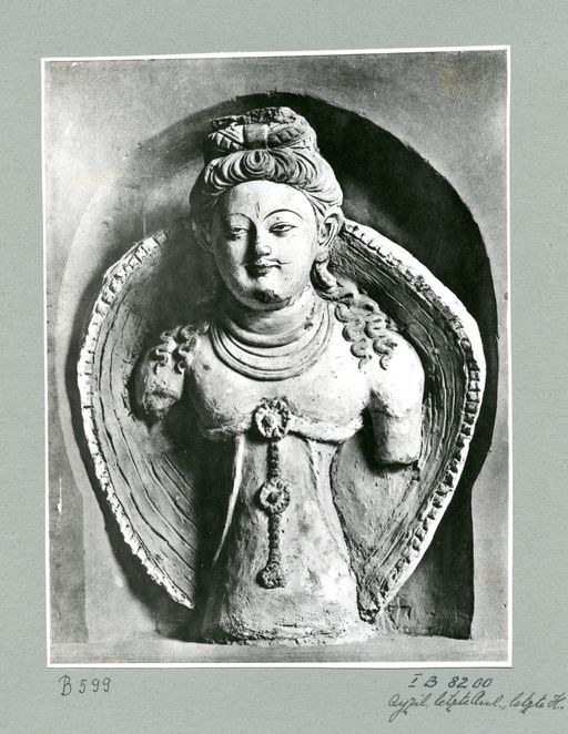 B599: Devatā Halbfigur, die hier noch vorhandene Mandorla ist heute verloren (B_599_III_8210_pos.jpg)