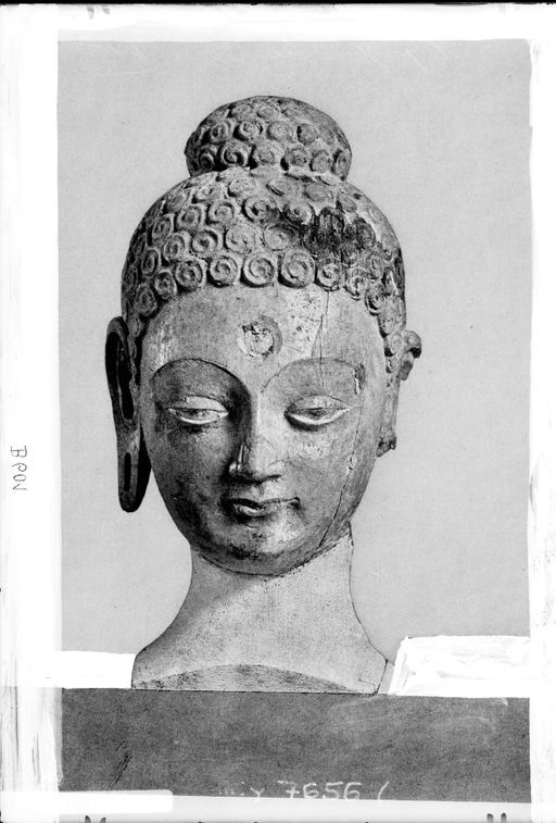 B 601: Vergoldeter hölzerner Kopf einer Buddha-Statuette mit Ūrṇā