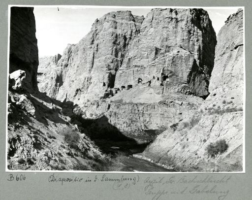 B 606: Panorama des Endes der Großen Bachschlucht mit den Eingängen von Höhlen 110 bis 118