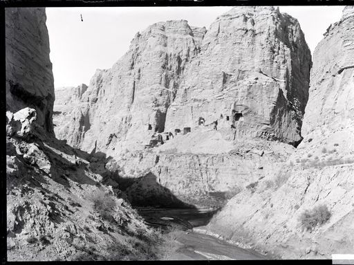 B606: Panorama des Endes der Großen Bachschlucht mit den Eingängen von Höhlen 110 bis 118 (B_606.jpg)