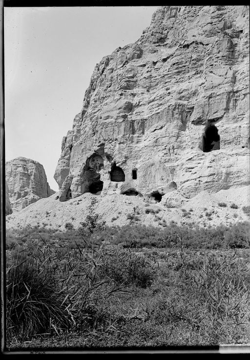 B608: Panorama der Höhlengruppe westlich der Höhle mit Zebuwagen (154a) und östtlich des Eingangs zur großen Schlucht. (B_608_Kiz.jpg)