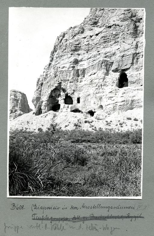 B 608: Panorama der Höhlengruppe westlich der Höhle mit Zebuwagen (154a) und östtlich des Eingangs zur großen Schlucht.