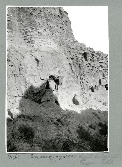 B 609: Blick von der westlichen Nebenschlucht auf das Ende der großen Schlucht und die Treppenhöhle (110)