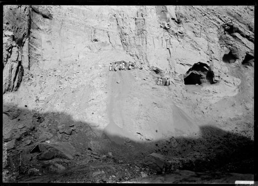 B 613: Panorama: Arbeiter öffnen den Eingang zu einer Höhle auf der rechten (westlichen) Seite der großen Schlucht, wo vermutlich die bemalte Aschenurne gefunden wurde.