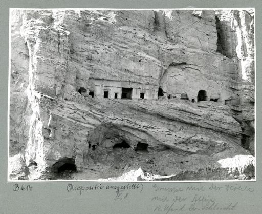 B 614: Panorama: der Höhleneingänge um die der Höhle mit der Äffin