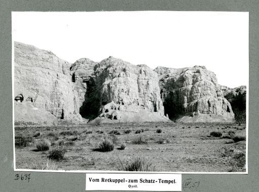 B 637: Blick auf das Gebirge mit den Eingängen zu Höhle 66 bis 82