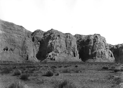 B637: Blick auf das Gebirge mit den Eingängen zu Höhle 66 bis 82 (B_637_Kiz_66-85.jpg)