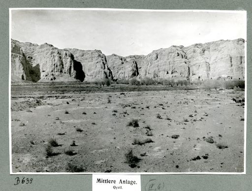 B 639: Panorama des mittleren Gebirgsabschnitts mit den Höhlen von Kizil