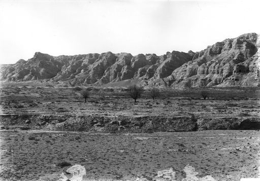 B 642: Gebirgsformation des Höhenzugs bei Kizil. Ganz rechts ist der Anfang der westlichsten Höhlenanlage zu sehen.