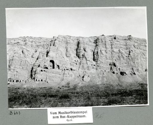 B643: Höhlen im mittleren Teil der Westgruppe zwischen Höhle 36 und 67. Die oberen Höhlenanlagen waren ursprünglich nur über Treppen und Vorbauten erreichbar. (B_643_Kiz_pos.jpg)