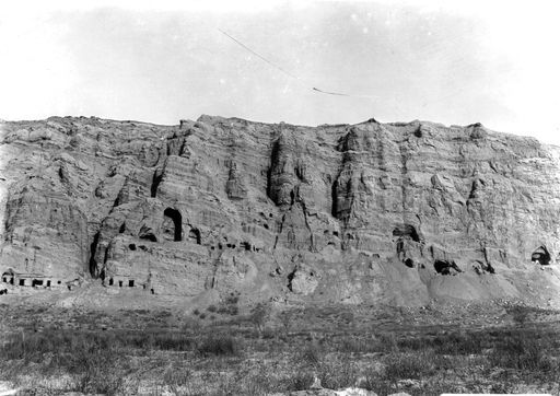 B 643: Höhlen im mittleren Teil der Westgruppe zwischen Höhle 36 und 67. Die oberen Höhlenanlagen waren ursprünglich nur über Treppen und Vorbauten erreichbar.