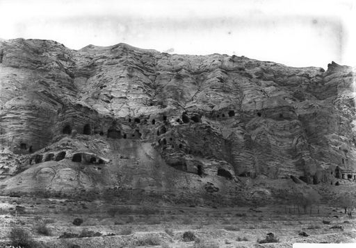 B 646: Die westlichste Höhlengruppe von Kizil Höhle 1-38 vom Tal aus gesehen