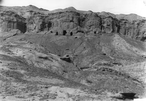 B655: Felsfront der 2. Anlage von Kizil mit Höhleneingängen um die Malerhöhle (B_655_Kiz.jpg)