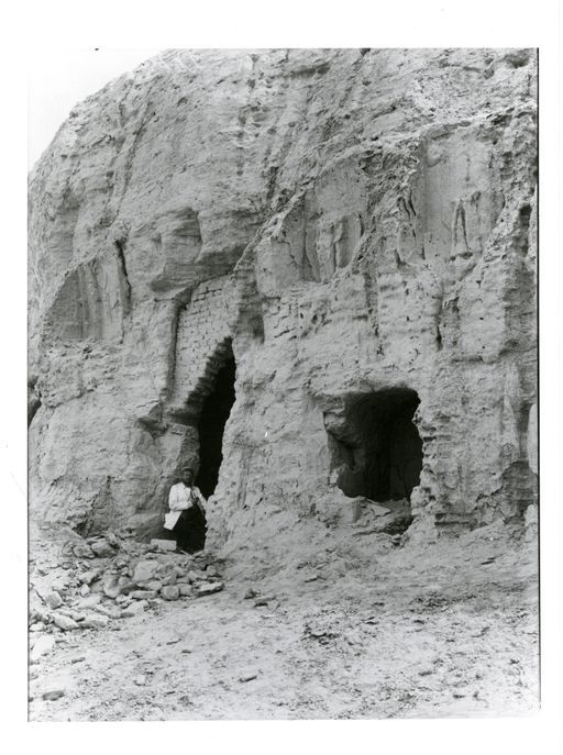 B 657: Albert Grünwedel im Eingang der Höhle 5b mit Resten von Lehmplastiken stehender Buddhas darüber