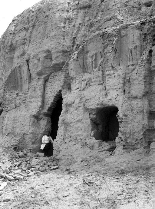 B657: Albert Grünwedel im Eingang der Höhle 5b mit Resten von Lehmplastiken stehender Buddhas darüber (B_657_Sho_5a.jpg)