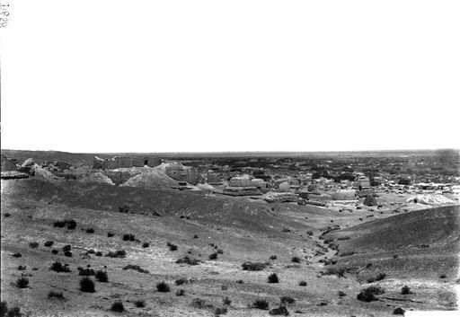 B658: Blick von den Höhlen von Shorchuk auf die Tempelanlagen und Stūpas (B_658_Sho.jpg)