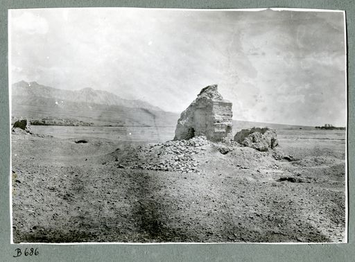 B 686: Ruinen der Weststadt, südlich der großen Festung im Hintergrund die Oststadt