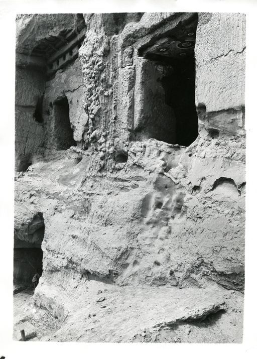 B692: Eingang in die Musikerhöhle (r), zerstörte Vorhalle mit Kassettendecke (l) (B_692_Kiz_pos.jpg)