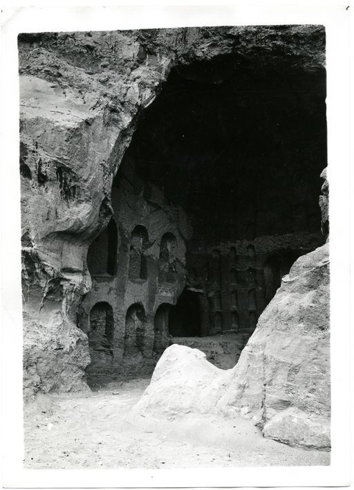 B 694: Blick über zerstörten Eingangsbereich in Cella mit Nischen am Kultpfeiler und der linken Seitenwand und auf die Spuren der steinernen Balkendecke