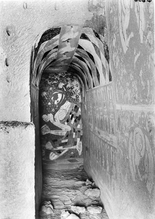 B696: Buddhas ältester Mönch Mahākāśyapa zu Füßen des gestorbenen Buddha Gautama (Parinirvāṇa), Blick durch rechten Seitengang zur Rückwand des Umwandlungsgangs (B_696_Kiz_171.jpg)