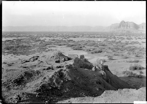 B761: Blick über die deutschen Grabungsarbeiten in die weite Landschaft bis zu der Grabungsstätten von P. Pelliot in Toqqus Sarai (B_761_Tumshuk_Tagh.jpg)