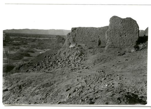 B 763: Theodor Bartus in einer Tempelruine am Rande des Tumshuk Tagh