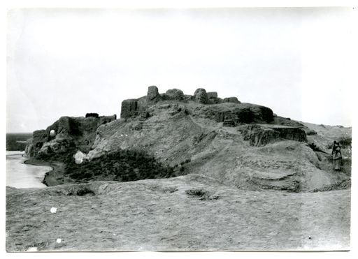 B 767: Fort auf dem Südende des Tumshuk Tagh und Tempelruinen im Südwesten oberhalb des vereisten Sees