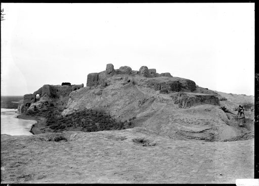 B767: Fort auf dem Südende des Tumshuk Tagh und Tempelruinen im Südwesten oberhalb des vereisten Sees (B_767_Tumshuk_Tagh.jpg)