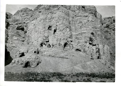 B 796: Felsensporn mit zahlreichen Höhleneingängen der Region um die Pfauenhöhle und Statuenhöhle