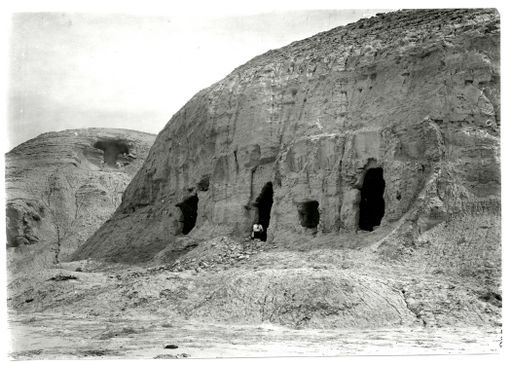 B 804: a) Grünwedel sitzt im Eingang einer Kulthöhle. Über ihm sieht man Reste vom Lehmskulpturen. Im Hintergrund sind Arbeiter beim Leeren von Höhle 9.