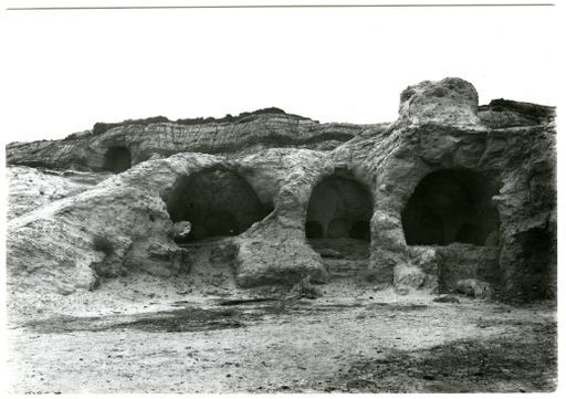 B835: Blick nach Süden vom ehemaligen Stūpa in der Talmitte zu südwestlichen Höhlen und dahinter zum Eingang zur größten Höhle (B_835_pos.jpg)