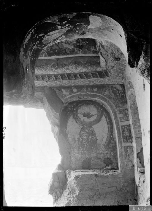 B836: Blick zum Eingang und in die Kuppel der Cella mit Nische in der Türwand (B_836_Kir_SW.jpg)