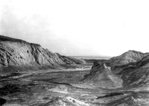 B 842: Panorama der Gebirgszüge mit Höhlenanlagen im Süden des Tals mit den Höhlen der Ostgruppe links und dem Flusslauf am Eingang hin zum Dorf Kirish