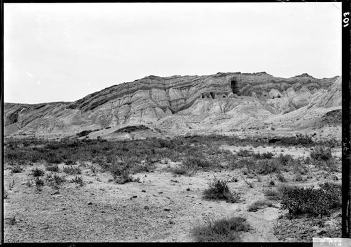 B 844: Blick zur Südgruppe der Höhlen mit der größten Höhle