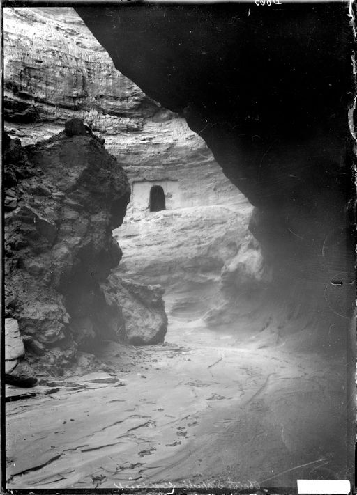 B 865: Außenansicht einer Höhle in einer Schlucht