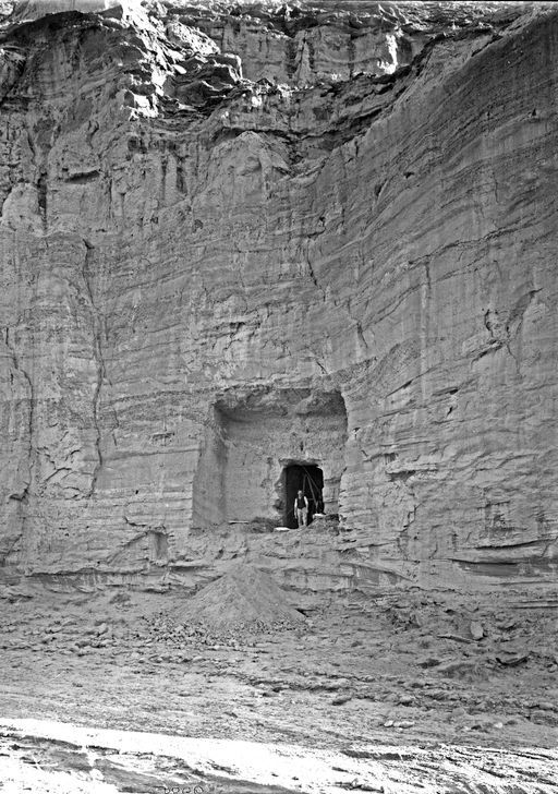 B 866: Theodor Bartus steht vor seinem Gerüst, zur Abnahme der Wandmalereien, in der Kulthöhle