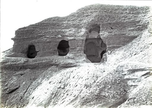 B870: Außenansicht von drei Kulthöhlen, Blick in eine Höhle mit Nischen und Stūpa-Pfeiler (B_870_Kumx.jpg)