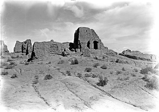 B872: Blick von SW auf Hermann Pohrt neben Gebäudekomplex mit einer Cella (B_872_Ilikoel.jpg)