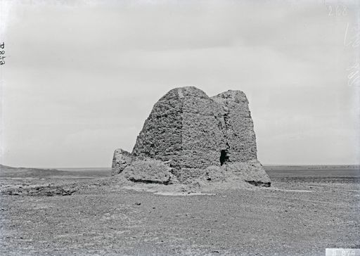 B 879: Stūpa-Stumpf von SO-Seite (Pohrt), oder vermutlich besser : Turm für Lichtsignale der Han Zeit, ein solcher steht auf dem Höhenzug über den Höhlen von Shorchuk